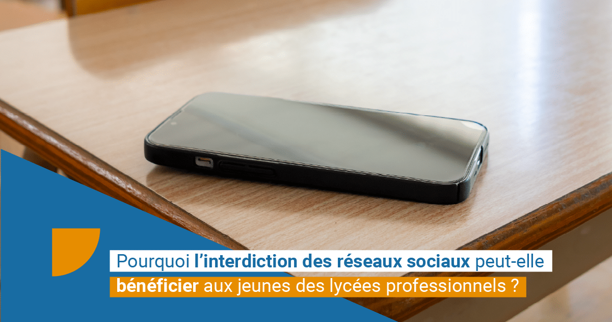 telephone posé sur une table d'école avec un bandeau bleu en coin avec le titre de l'article : Pourquoi l’interdiction des réseaux sociaux peut-elle bénéficier aux jeunes des lycées professionnels ?