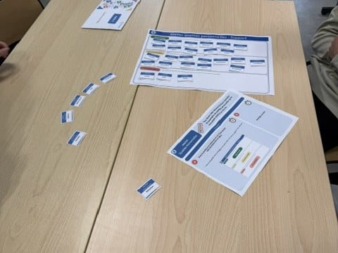 Étiquettes et plateaux de jeu disposés sur une table